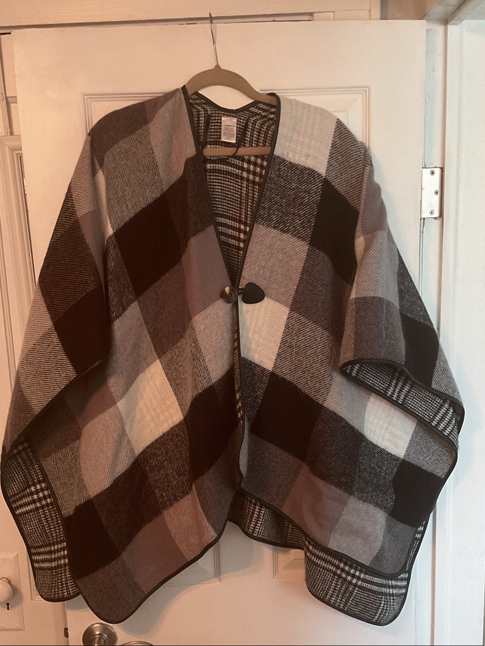 Liz Claiborne Black & Gray Plaid Cape